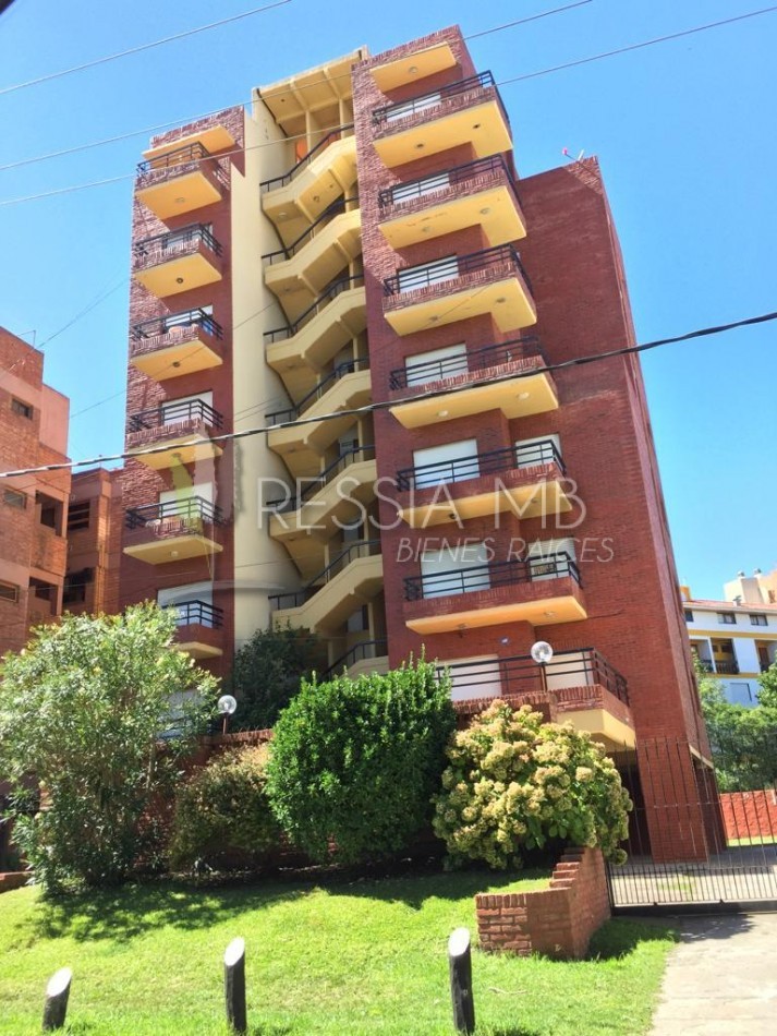 Dpt. en venta - 2 dormitorios - Av. 2 e/Paseos 102 y 103 - Villa Gesell