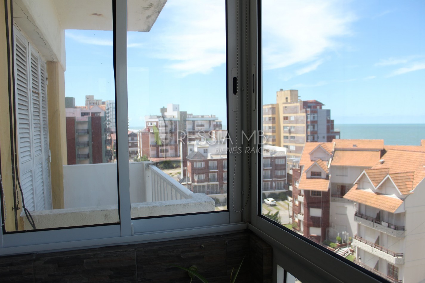 VENTA de dpto. con vista al mar en 6to piso - Av 1 entre 104 y 1105