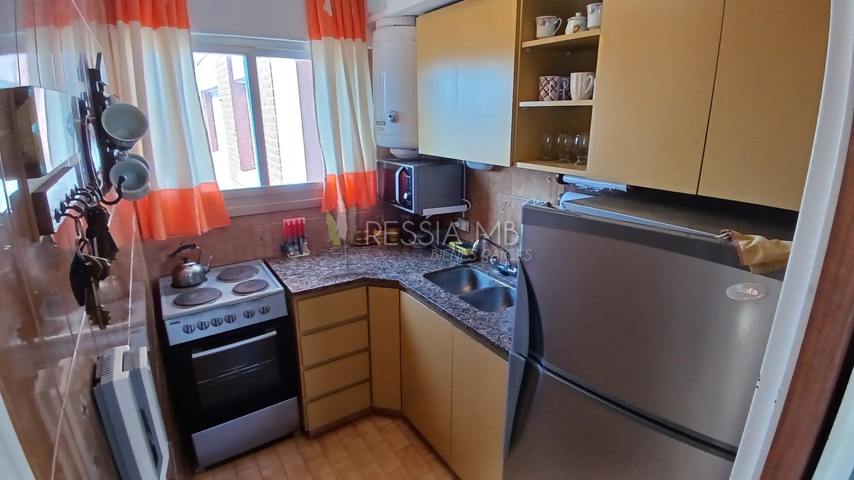 Departamento en venta amoblado con cochera, baulera y vista - A metros del mar en Villa Gesell