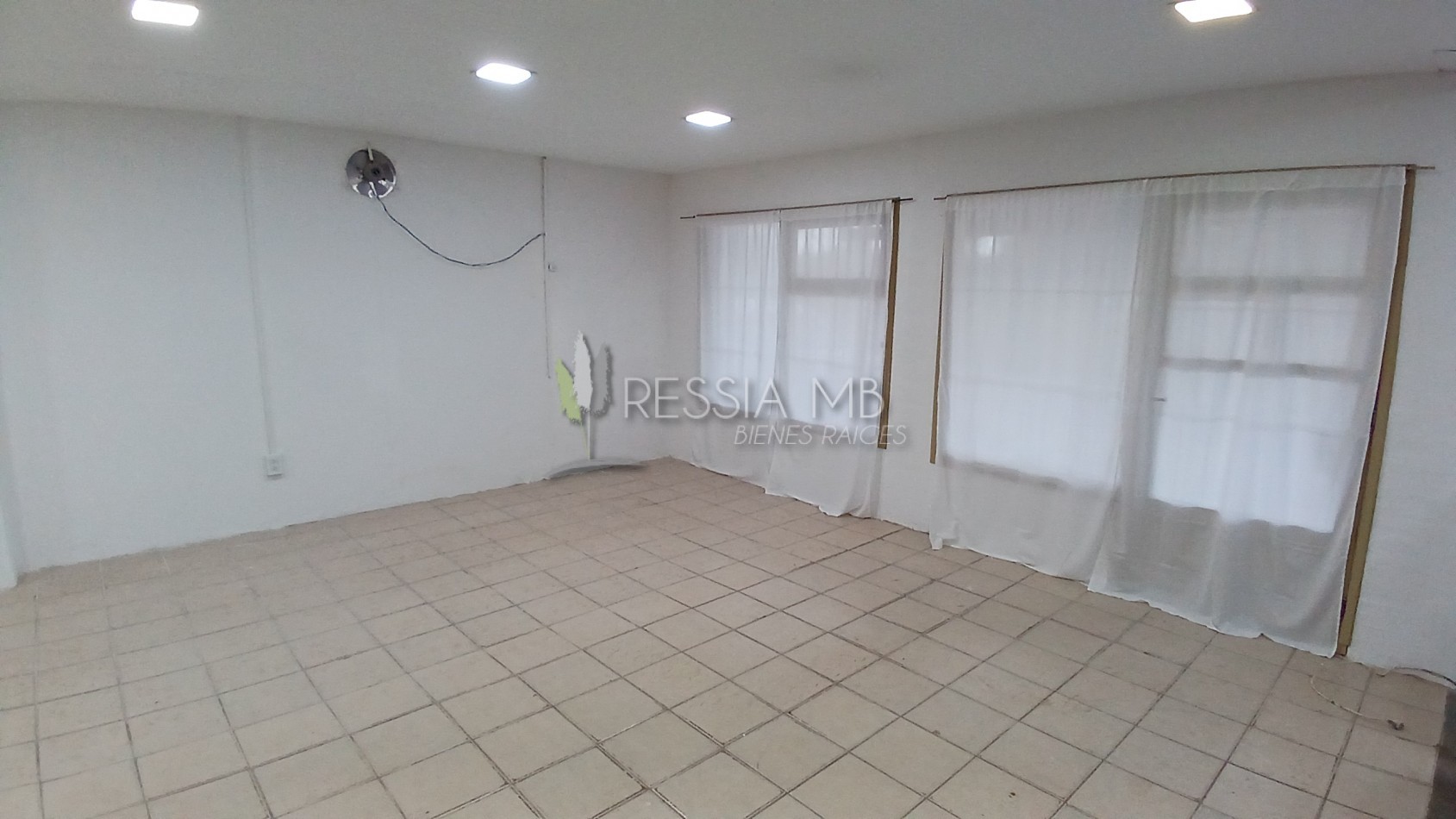 Amplio local con deposito y camara de frio - Boulevard e/142 y 143 - Villa Gesell