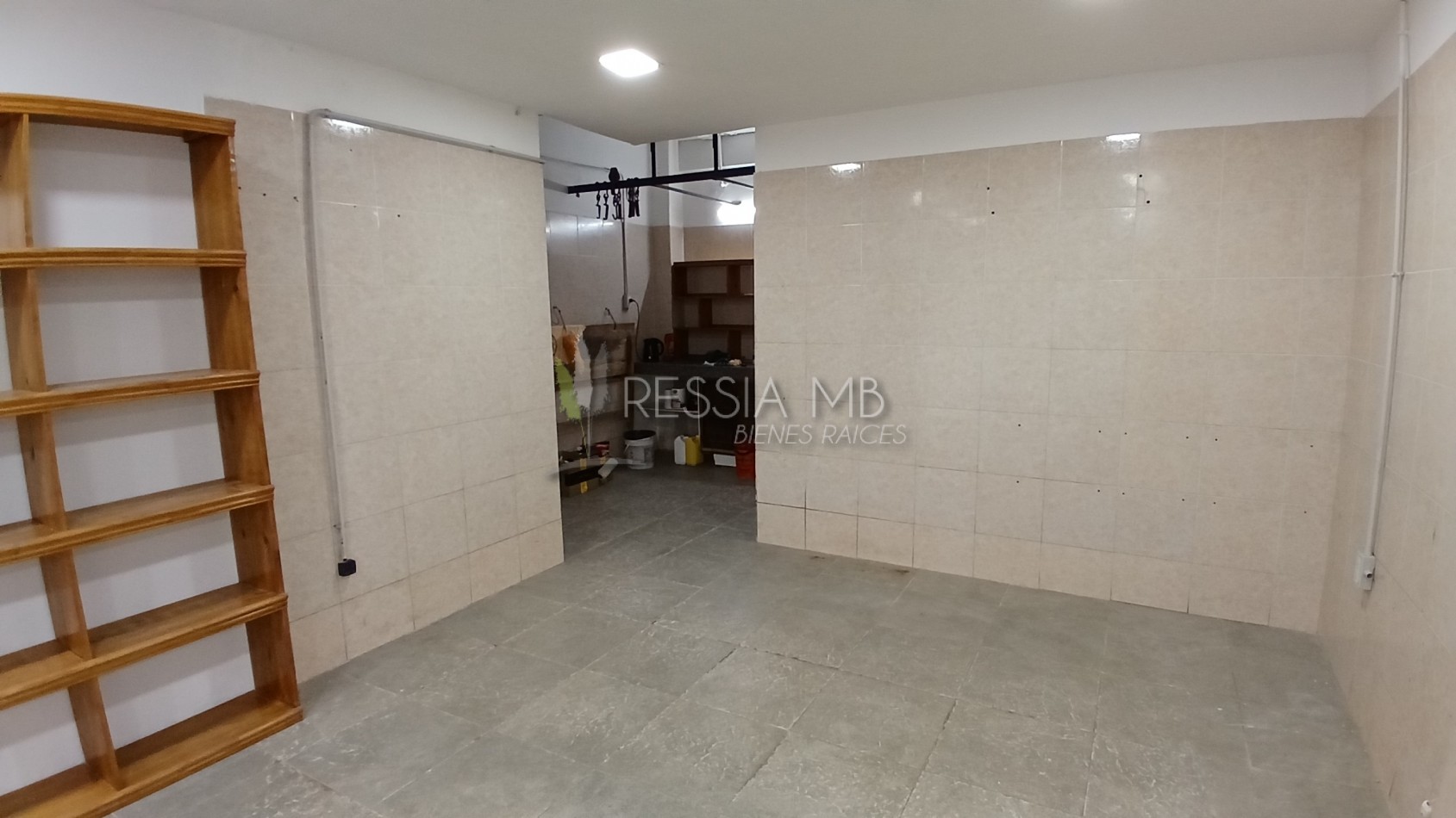 Amplio local con deposito y camara de frio - Boulevard e/142 y 143 - Villa Gesell