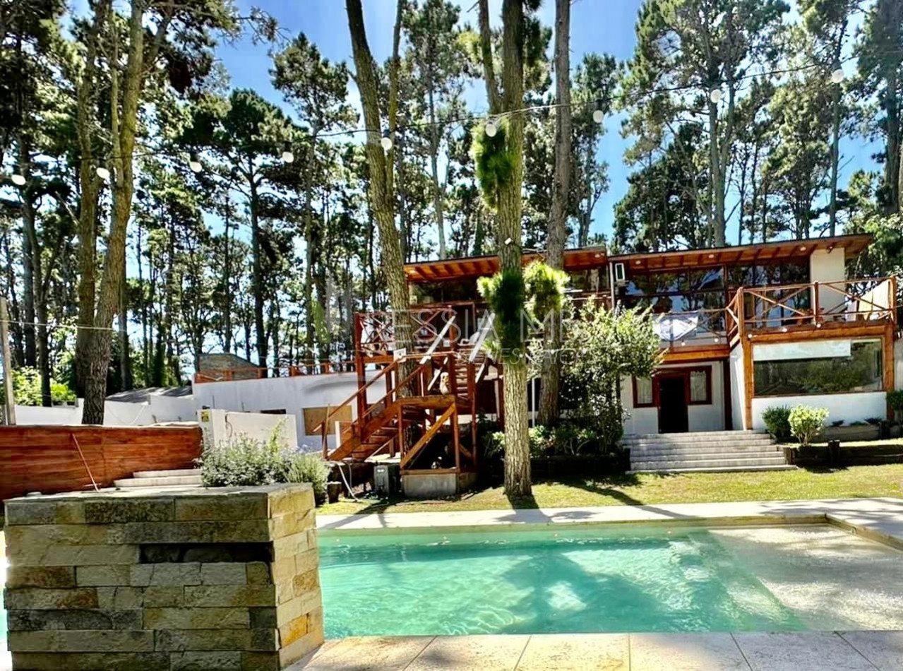 Destacada casa en venta sobre 3 lotes -  Calle 35 entre Viña del Mar y Punta del Indio - Mar Azul