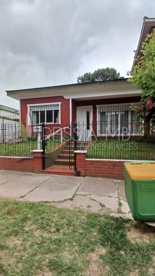 HERMOSA PROPIEDAD EN ZONA CENTRO DE VILLA GESELL DE 5 AMBIENTES CON DPTO