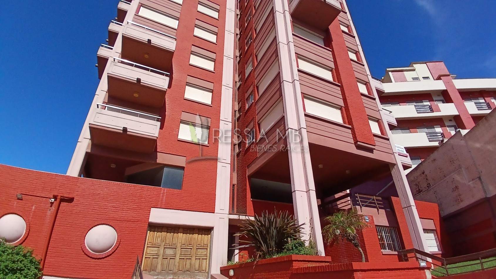 Departamento en venta amoblado con cochera, baulera y vista - A metros del mar en Villa Gesell