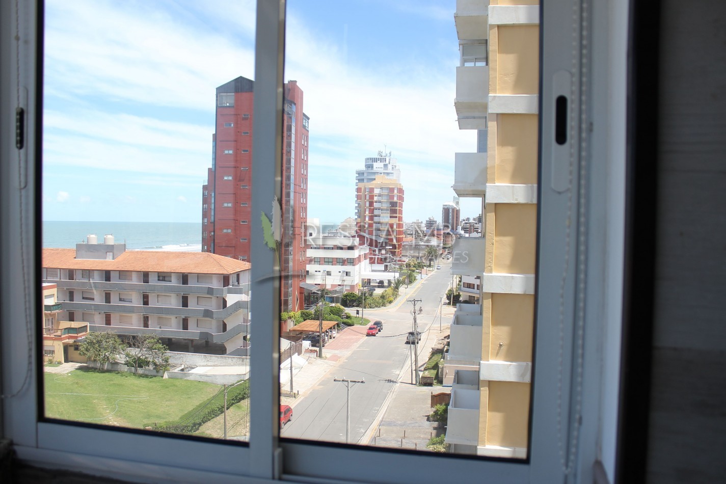 VENTA de dpto. con vista al mar en 6to piso - Av 1 entre 104 y 1105