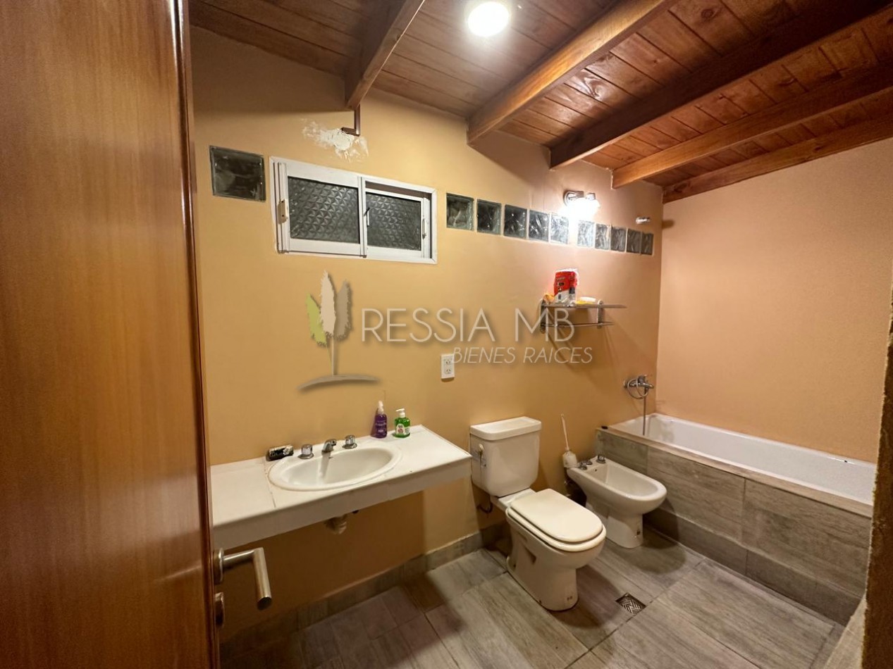 Destacada casa en venta sobre 3 lotes -  Calle 35 entre Viña del Mar y Punta del Indio - Mar Azul