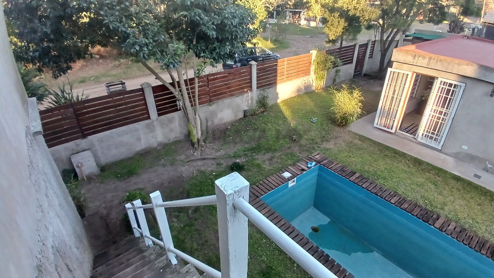 VENTA CASA CON 3 DPTOS EN ZONA GOLF DE VILLA GESELL