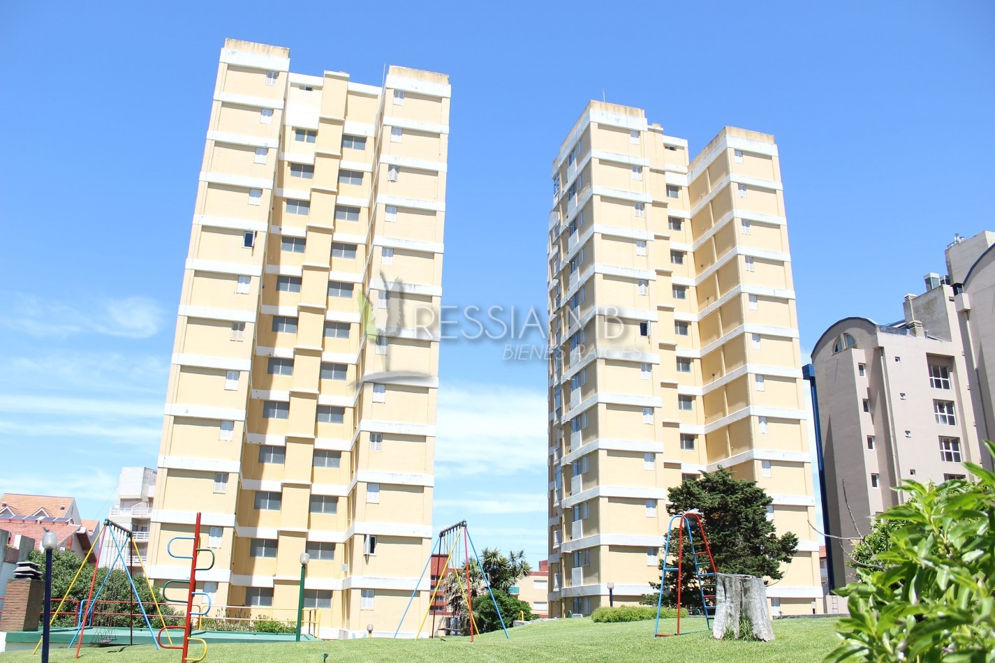 VENTA de dpto. con vista al mar en 6to piso - Av 1 entre 104 y 1105