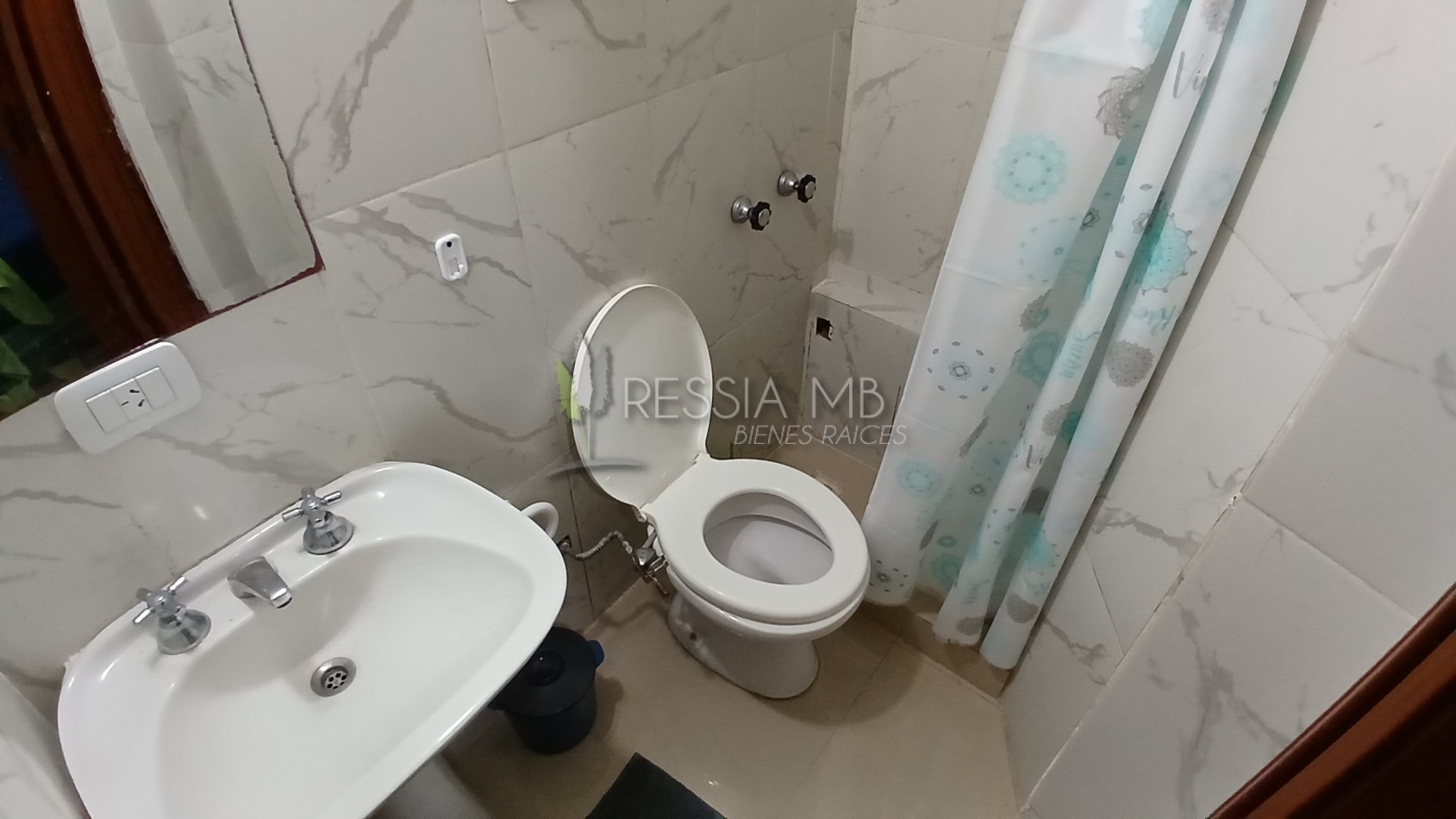 Vendemos hermoso monoambiente - Paseo 126 e/ Av. 1 y 2 - Edificio "Rosamar"