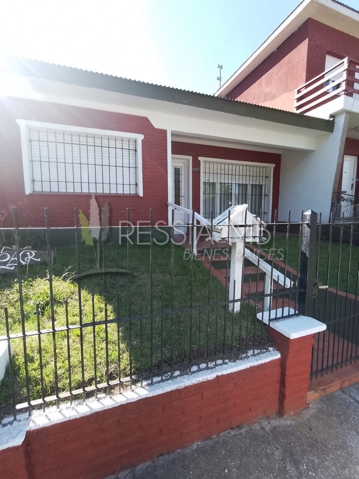 HERMOSA PROPIEDAD EN ZONA CENTRO DE VILLA GESELL DE 5 AMBIENTES CON DPTO