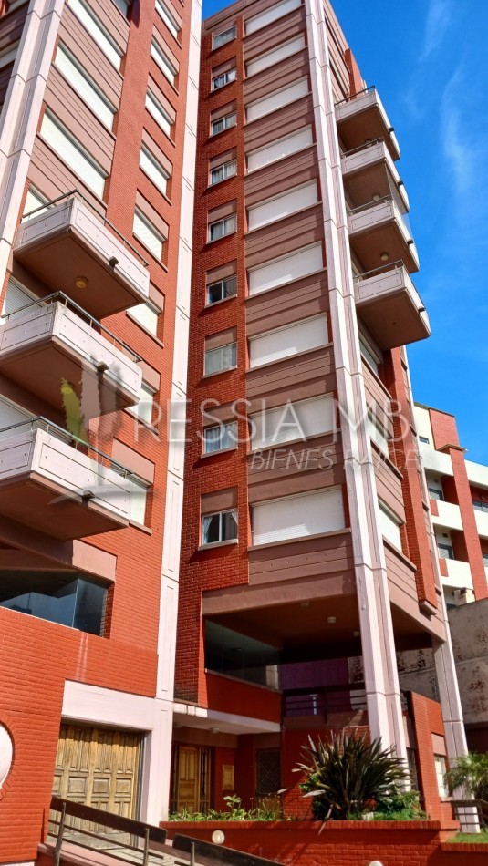 Departamento en venta amoblado con cochera, baulera y vista - A metros del mar en Villa Gesell