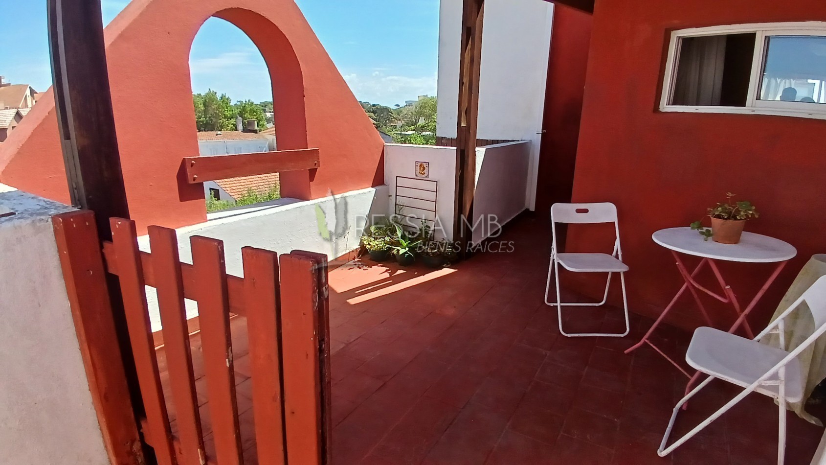 Venta de Monoambiente a una Cuadra del Mar en Villa Gesell: ¡Tu Refugio Costero te Espera!