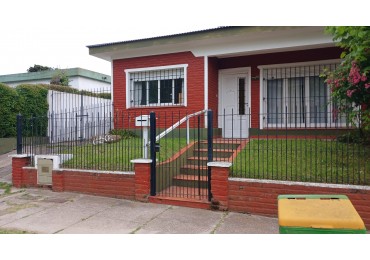 Venta de casa 5 amb. + monoambiente - Av. 7 e/104 y 105 - Villa Gesell
