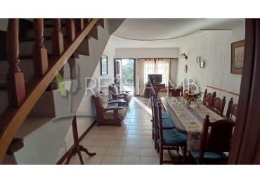 Duplex en Venta - 2 Dormitorios, Cochera y Vista Parcial al Mar - Av. 1 e/ 105 y 107 - Villa Gesell