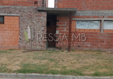 Lote en esquina con local y construccion en dos plantas - Ideal desarrollo de departamentos en Laprida
