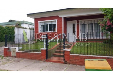 Venta de casa 5 amb. + monoambiente - Av. 7 e/104 y 105 - Villa Gesell