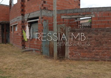 Lote en esquina con local y construccion en dos plantas - Ideal desarrollo de departamentos  - Laprida - Pcia. de Bs. As.