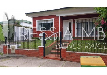 Venta de casa 5 amb. + monoambiente - Av. 7 e/104 y 105 - Villa Gesell