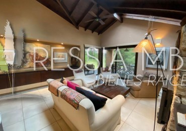 Hermosa casa en venta - 4 dormitorios - Calle 43 e/ Pinamar y Punta del indio - Mar Azul (con opcion a lote lindero)