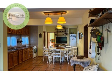 CASA EN VENTA EN TERRENO MULTIFAMILIAR- HOTELERO - Paseo 118 e/1 y 2 - Villa Gesell