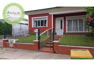 Venta de casa 5 amb. + monoambiente - Av. 7 e/104 y 105 - Villa Gesell