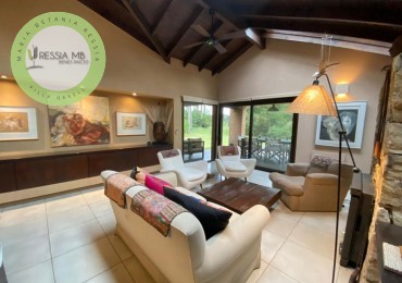 Hermosa casa en venta - 4 dormitorios - Calle 43 e/ Pinamar y Punta del indio - Mar Azul (con opcion a lote lindero)
