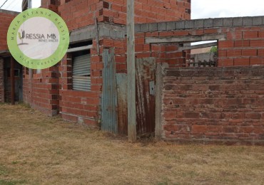 Lote en esquina con local y construccion en dos plantas - Ideal desarrollo de departamentos - Laprida - Pcia. de Bs. As.
