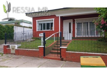 Venta de casa 5 amb. + monoambiente - Av. 7 e/104 y 105 - Villa Gesell