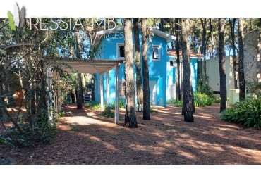 Casa en Venta - 3 Dormitorios + gran parque arbolado - Mar de las Pampas