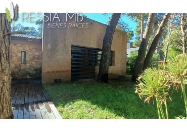 Hermosa casa en venta - 4 dormitorios - Calle 43 e/ Pinamar y Punta del indio - Mar Azul (con opcion a lote lindero)