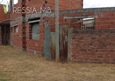 Lote en esquina con local y construccion en dos plantas - Ideal desarrollo de departamentos - Laprida - Pcia. de Bs. As.