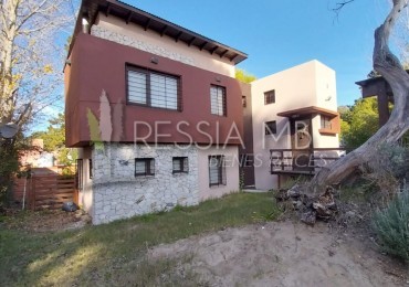 Casa en Mar Azul: 3 Ambientes, Diseño Elegante y Opciones de Permuta en Castelar y Zona