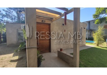 VENTA CASA CON 3 DPTOS EN ZONA GOLF DE VILLA GESELL