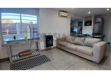 VENTA CASA CON 3 DPTOS EN ZONA GOLF DE VILLA GESELL